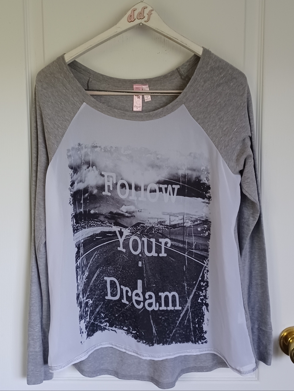DOLLED UP BY FANG "FOLLOW YOUR DREAM" SHEER PANEL SCOOP NECK L/S TOP JR LARGE